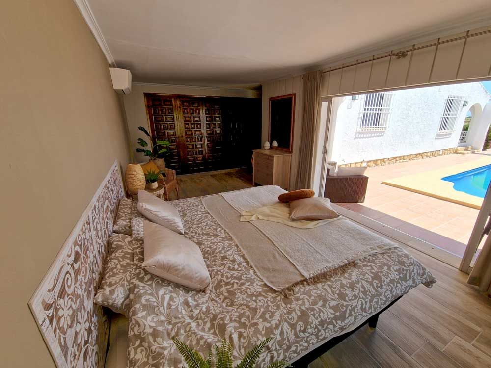 Master Bedroom aan het zwembad vakantiehuis Spanje